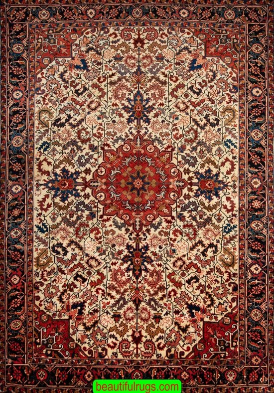 Persian handmade rug, Heriz Serapi rug in beige and red colors made of 100% wool. Size 8.7x11.4.