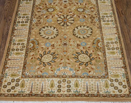 Beige oriental rug in floral Persian Tabriz style made of wool. Size 3.3x5.3.