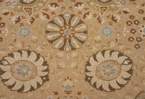 Beige oriental rug in floral Persian Tabriz style made of wool. Size 3.3x5.3.