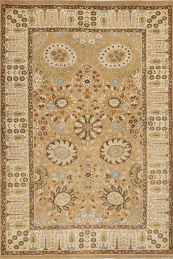 Beige oriental rug in floral Persian Tabriz style made of wool. Size 3.3x5.3.