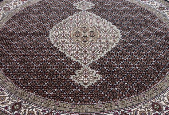 Round area rug. Handmade wool round area rug in black and white color made in India. Rug size is 8.4x8.4.