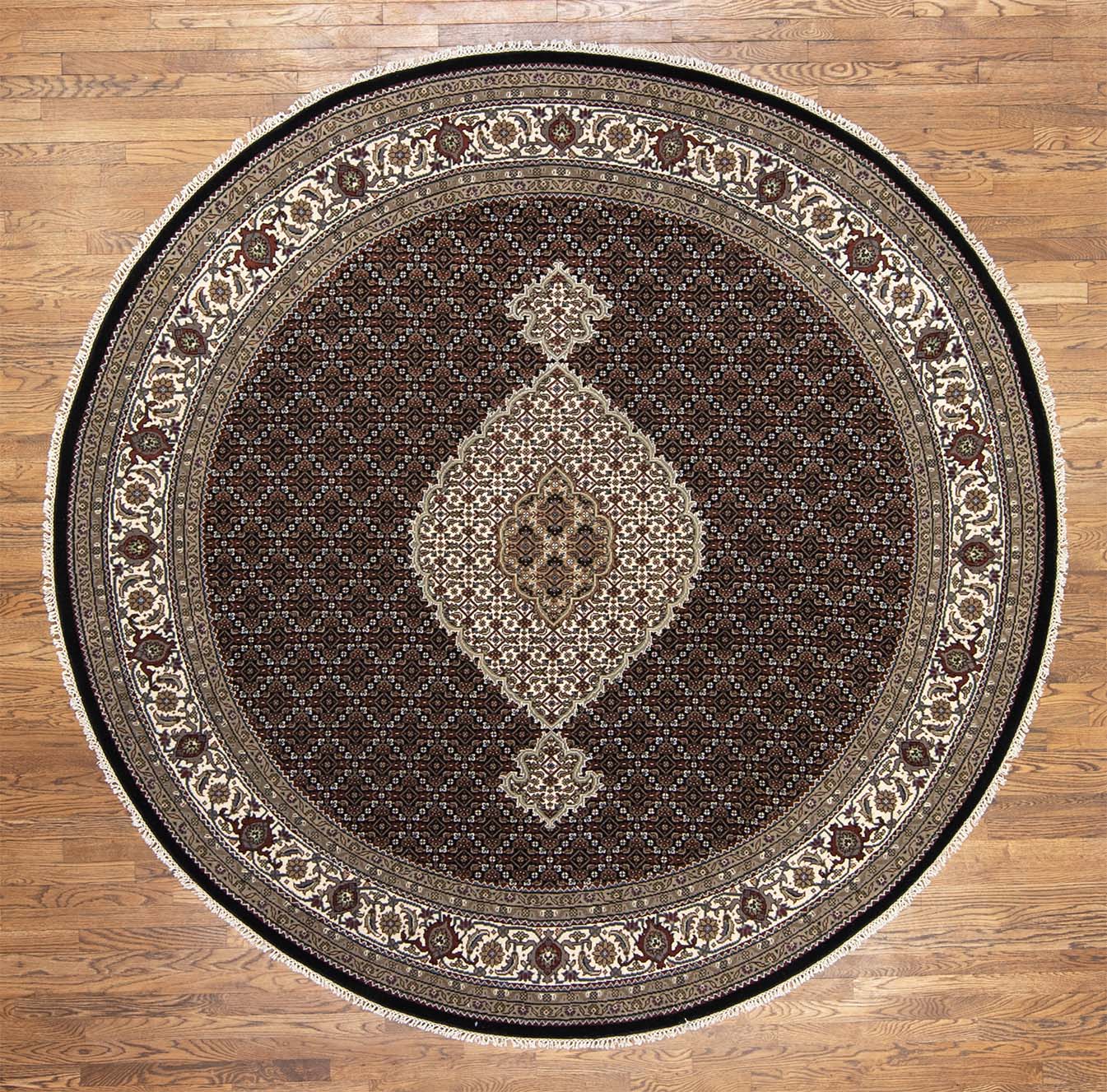 Round area rug. Handmade wool round area rug in black and white color made in India. Rug size is 8.4x8.4.