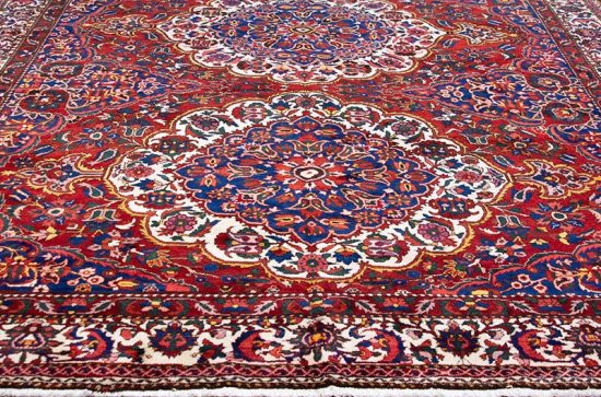 High quality and beautiful hand knotted antique Persian Bakhtiari rug with three medallions in red color. Size 10.7x14.