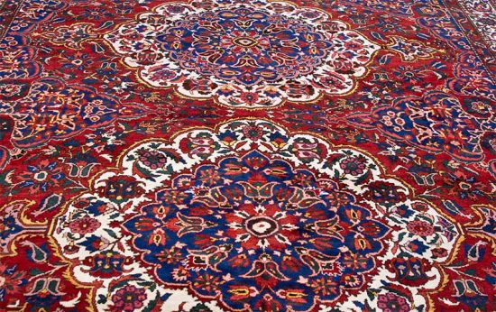 High quality and beautiful hand knotted antique Persian Bakhtiari rug with three medallions in red color. Size 10.7x14.