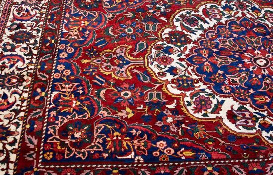 High quality and beautiful hand knotted antique Persian Bakhtiari rug with three medallions in red color. Size 10.7x14.