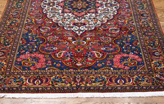 Small Persian rug. Antique Persian Bakhtiari rug in red color made of premium quality wool and natural dye. Size 5x7.