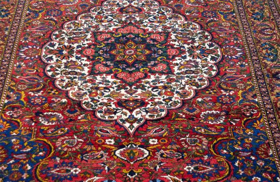 Small Persian rug. Antique Persian Bakhtiari rug in red color made of premium quality wool and natural dye. Size 5x7.