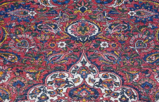 Small Persian rug. Antique Persian Bakhtiari rug in red color made of premium quality wool and natural dye. Size 5x7.