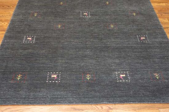 Charcoal grey rug made of wool, a modern simple rug made in India. Size 5.5x8.1.